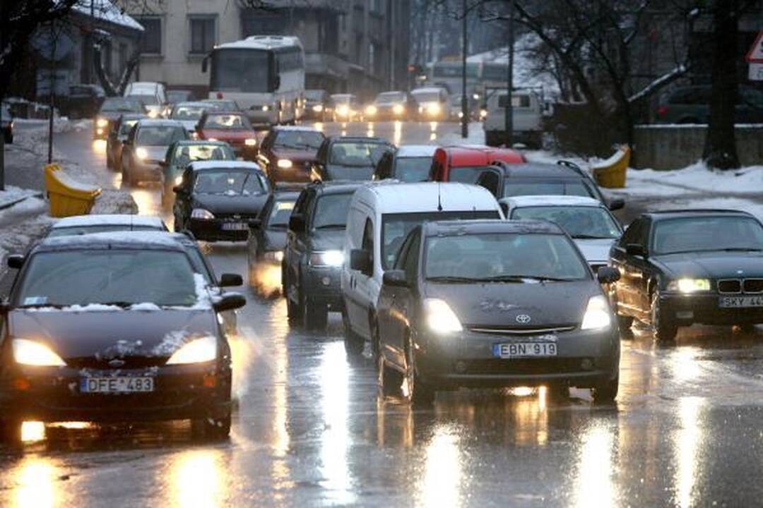 Pėstieji griūva ant ledo, vairavimo sąlygos tragiškos (papildyta)