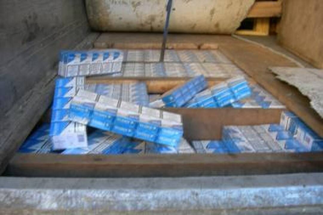 Kontrabandinės cigaretės slėptos po alaus kroviniu