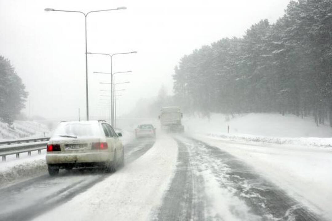 Klaipėdos regione kelininkai traukė užklimpusius automobilius