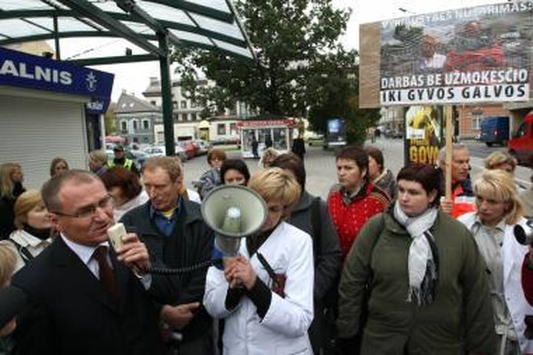 Gydytojai reikalaus Vyriausybės įsipareigoti kelti atlyginimus