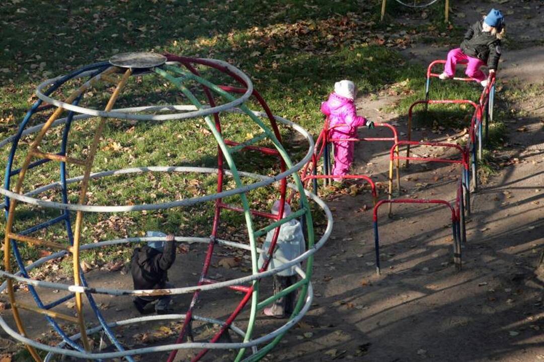 Vaikai  „pasiklysta“  eilėje  į  darželį