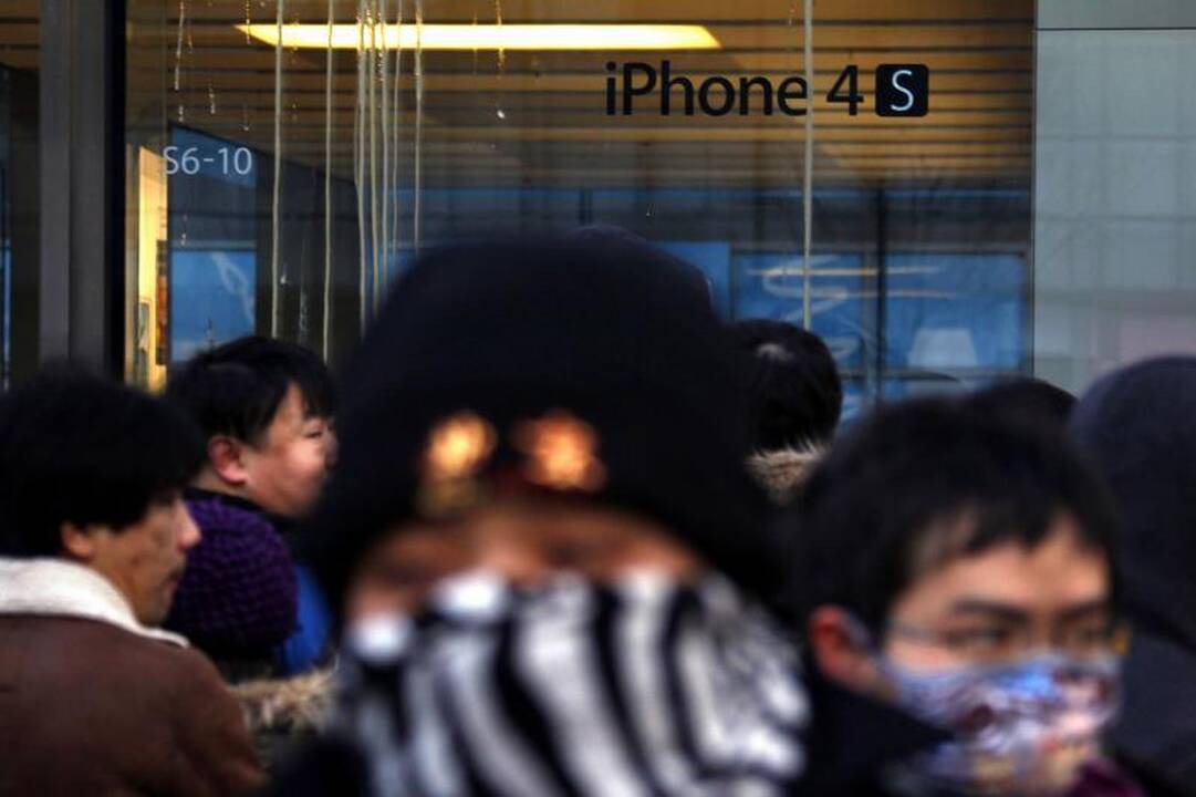 Kinijoje dėl neramumų prie parduotuvės sustabdyti „iPhone“ pardavimai