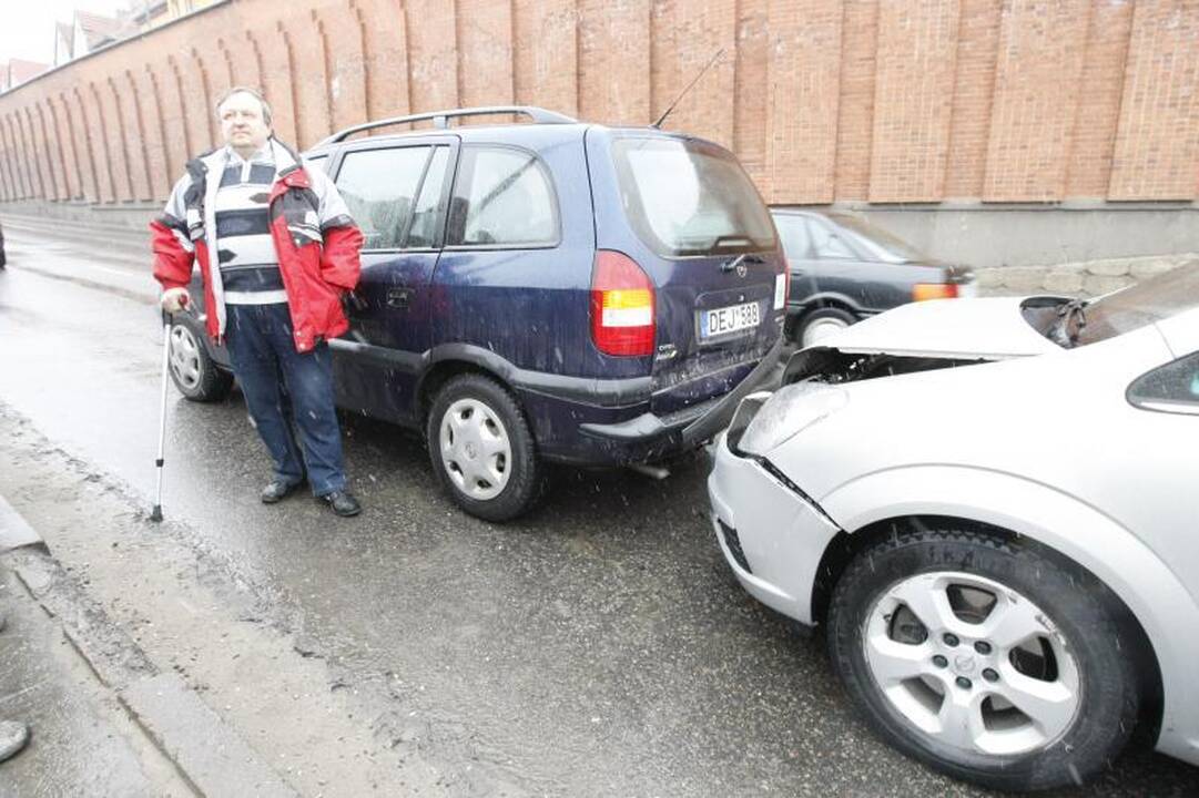 Klaipėdoje prie viaduko susidūrė trys mašinos