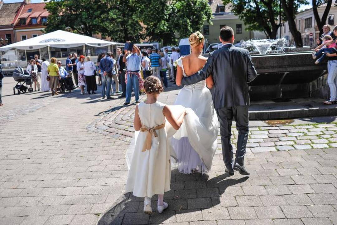 Velniškąjį penktadienį jaunavedžiai juokėsi iš prietarų