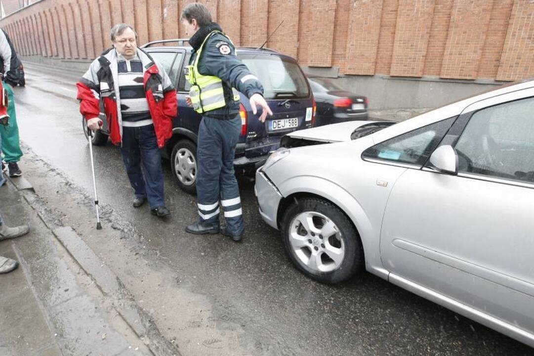 Klaipėdoje prie viaduko susidūrė trys mašinos