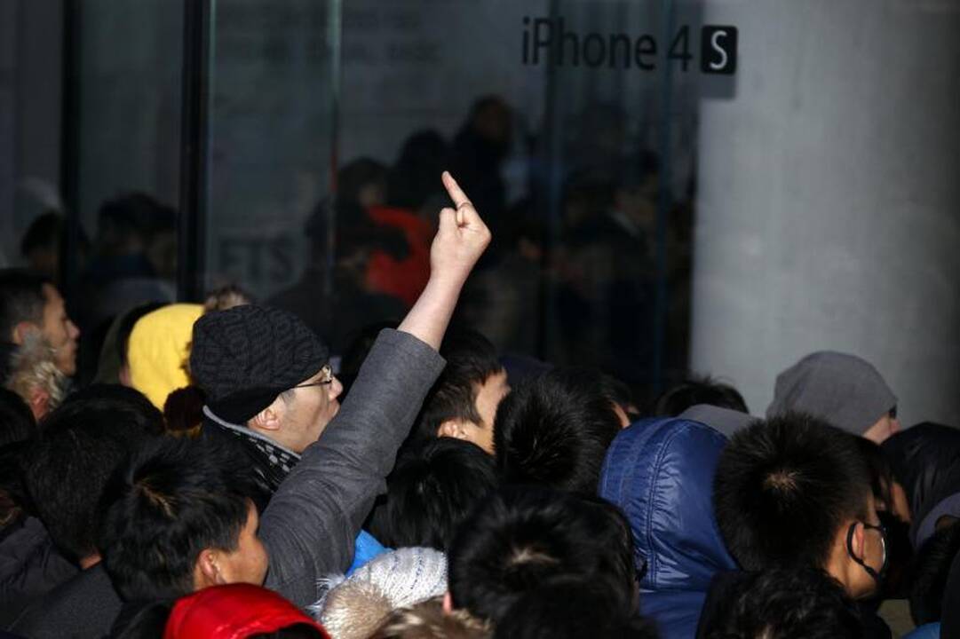 Kinijoje dėl neramumų prie parduotuvės sustabdyti „iPhone“ pardavimai