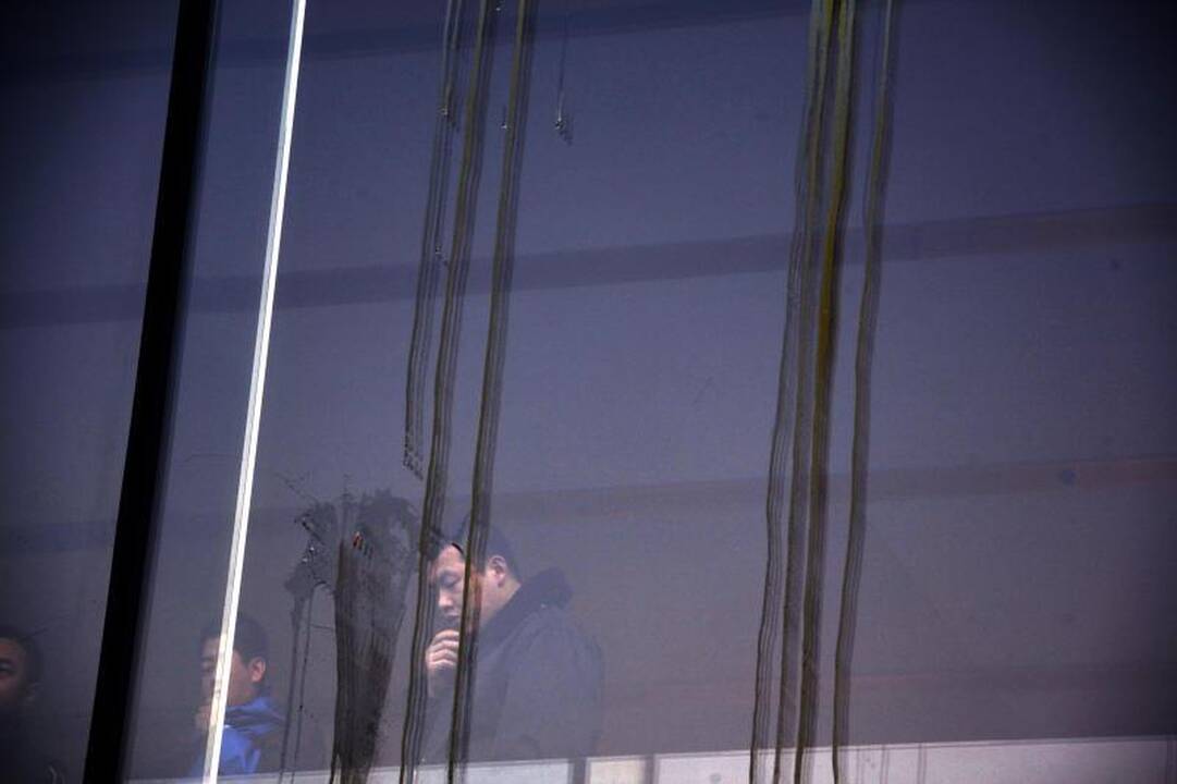 Kinijoje dėl neramumų prie parduotuvės sustabdyti „iPhone“ pardavimai