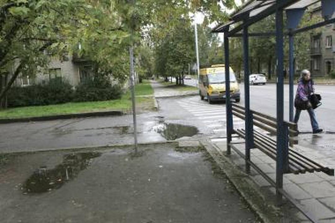 Šūviai degalinėje, subadytas vyras stotelėje