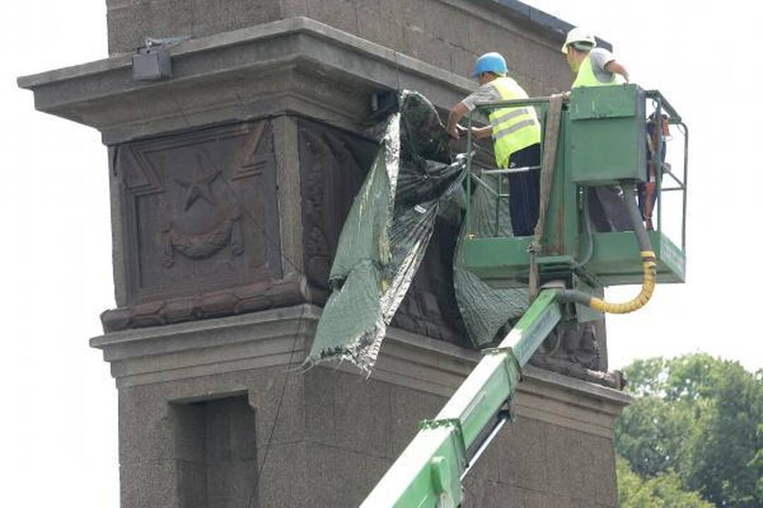 Valdžiai parūpo uždengti sovietinius Aleksoto tilto simbolius
