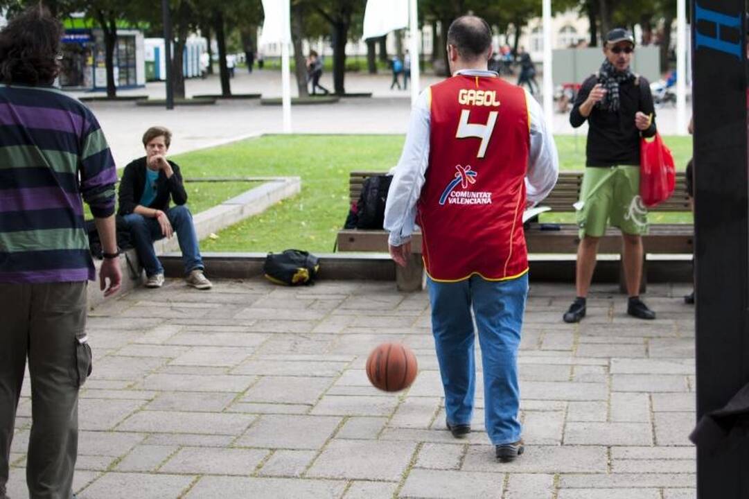 Kaune krepšinio kamuolį gainioja ir užsienio sirgaliai