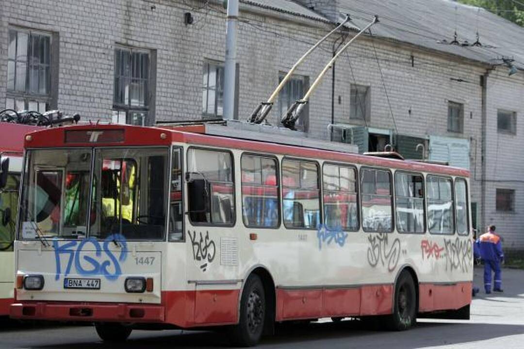 Naktį vandalai grafičiais išterliojo 14 troleibusų