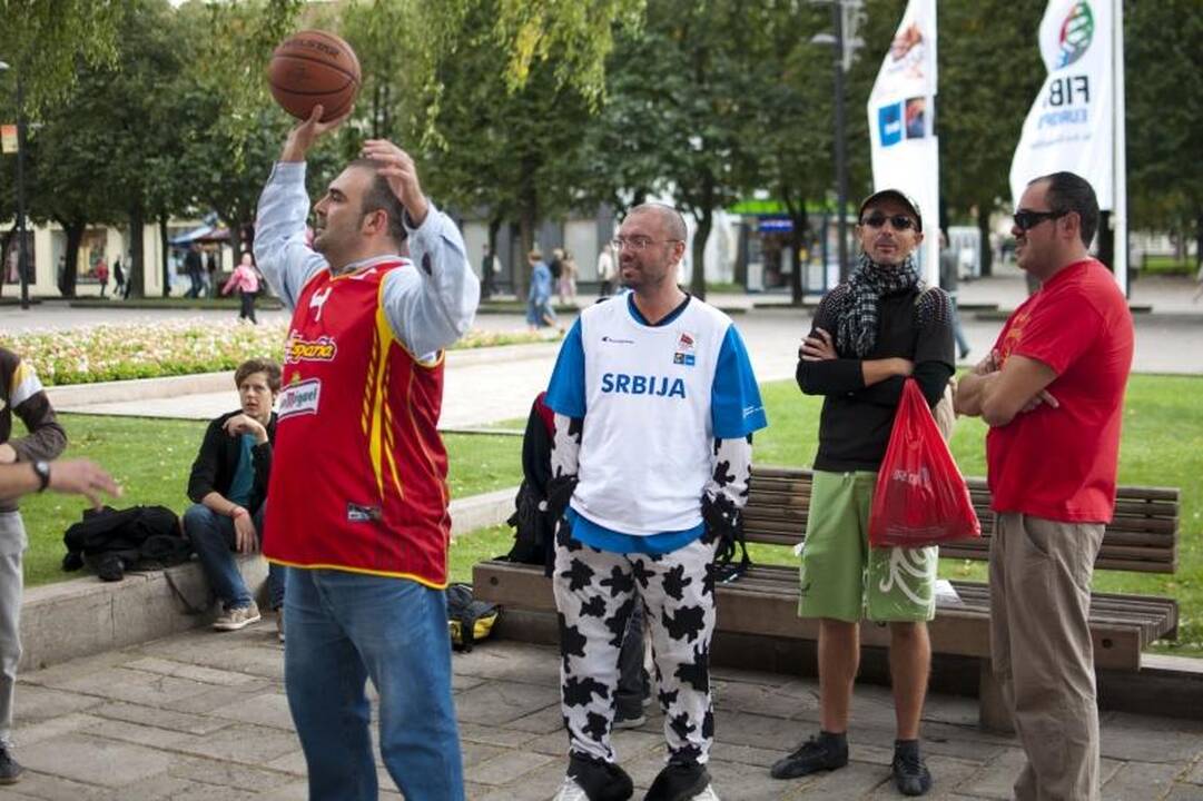 Kaune krepšinio kamuolį gainioja ir užsienio sirgaliai