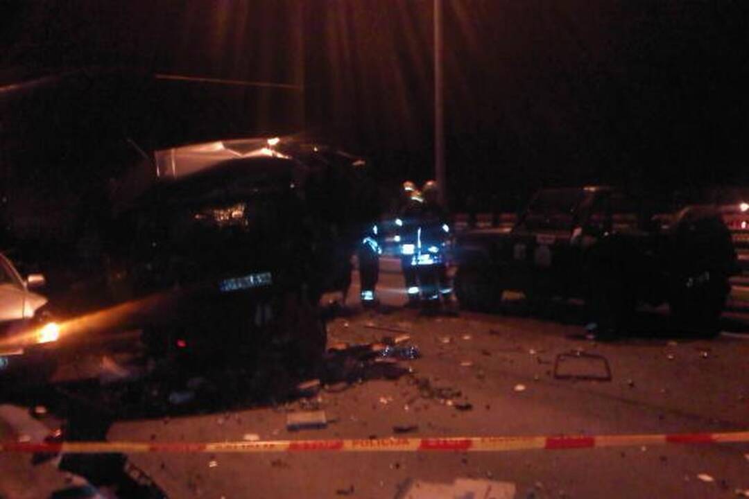 Prie Kauno – kraupi keturių automobilių avarija, sužeisti trys žmonės