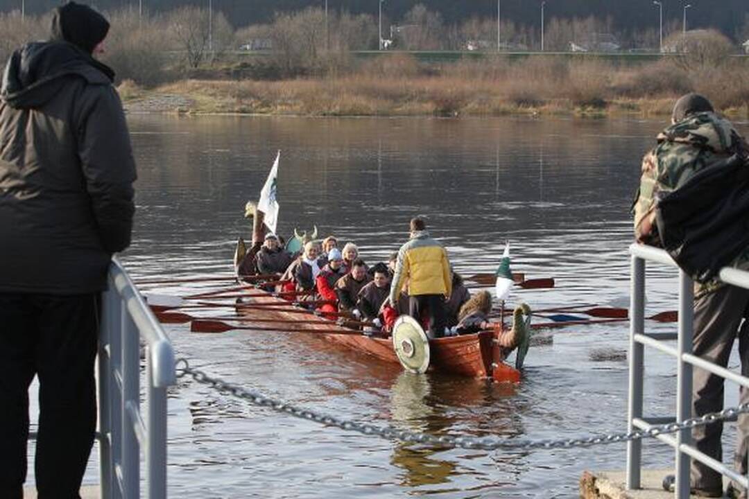Susigrūmė vikingų laivais