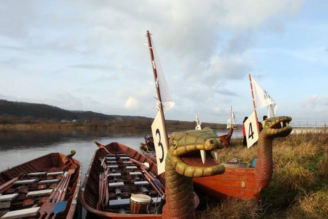 Susigrūmė vikingų laivais