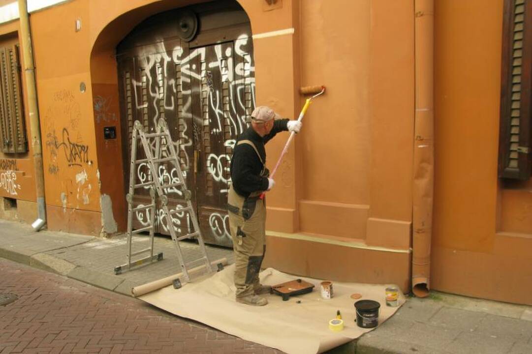 Darbininkai senamiestyje uždažinėjo sienų tepliones