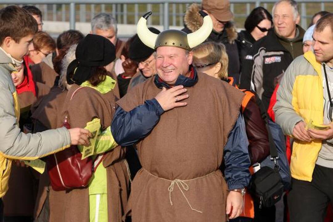 Susigrūmė vikingų laivais
