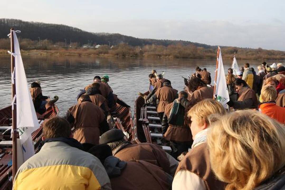 Susigrūmė vikingų laivais