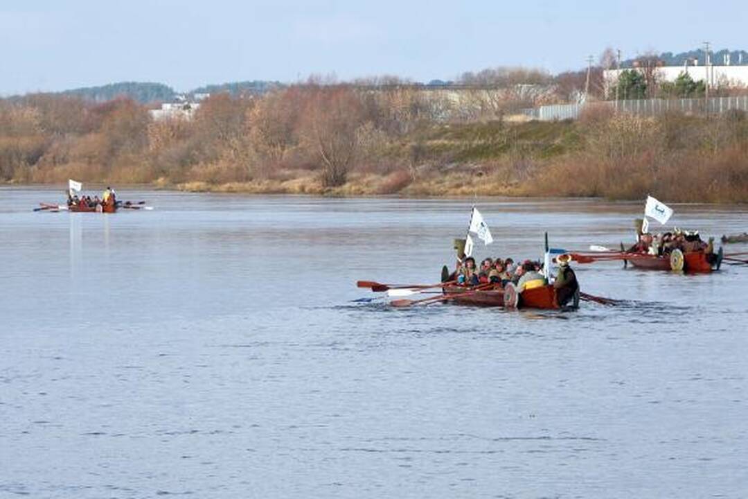 Susigrūmė vikingų laivais