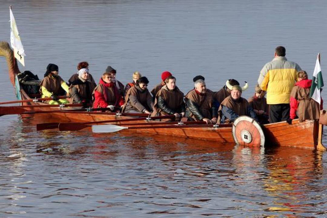 Susigrūmė vikingų laivais