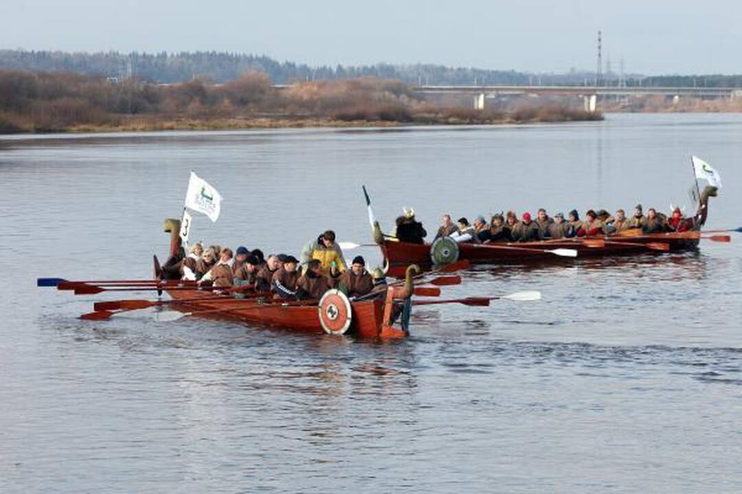 Susigrūmė vikingų laivais