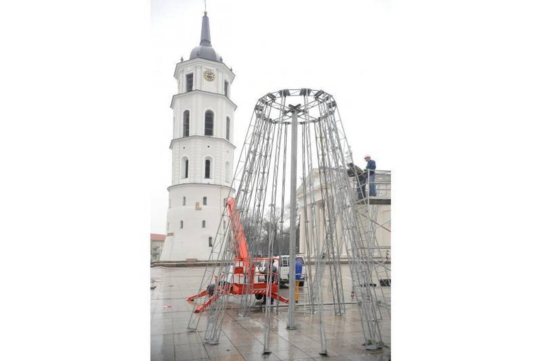 Vilniuje kyla aukščiausia Baltijos šalyse Kalėdų eglė (atnaujinta)