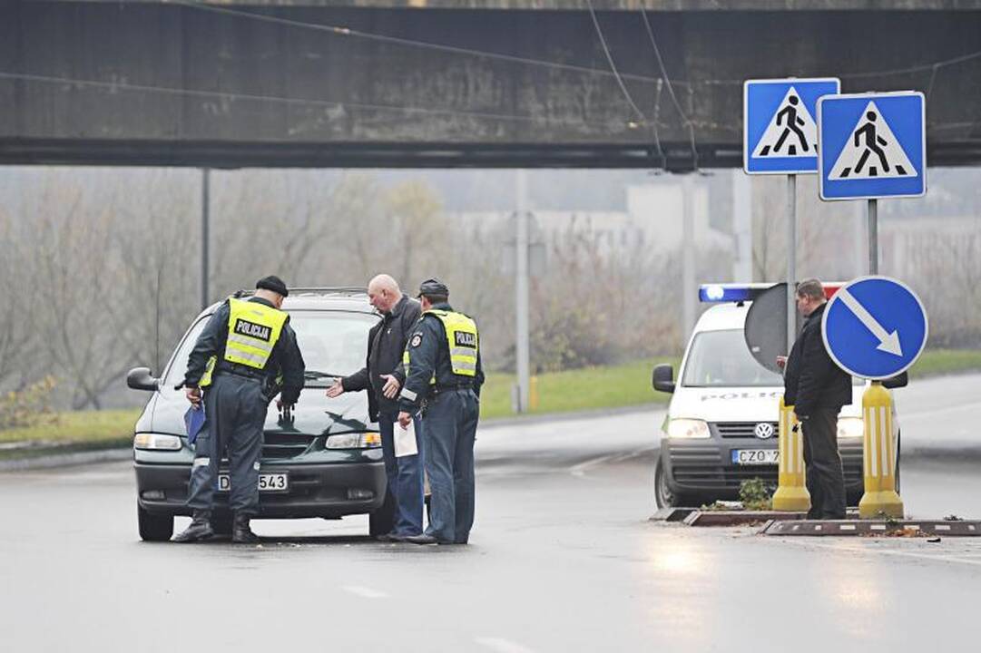 Neries krantinėje automobilis partrenkė per perėją ėjusią moterį