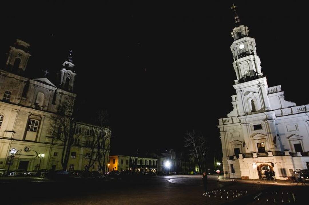 Kauniečiai kukliai paminėjo „Žemės valandą”