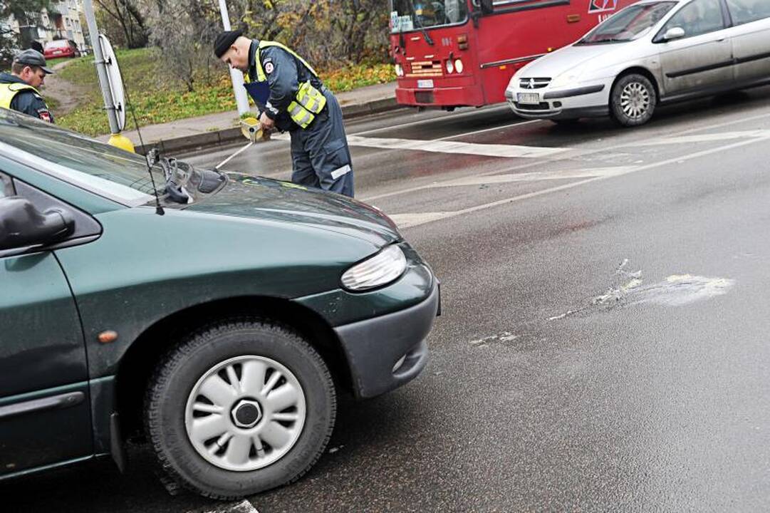 Neries krantinėje automobilis partrenkė per perėją ėjusią moterį