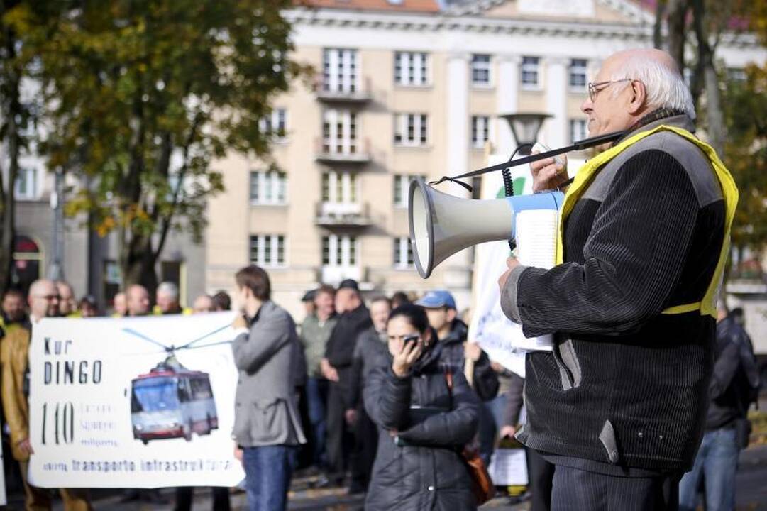 Vairuotojai: negalime vaikų prašyti apsieiti be pietų