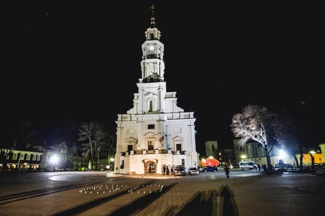 Kauniečiai kukliai paminėjo „Žemės valandą”