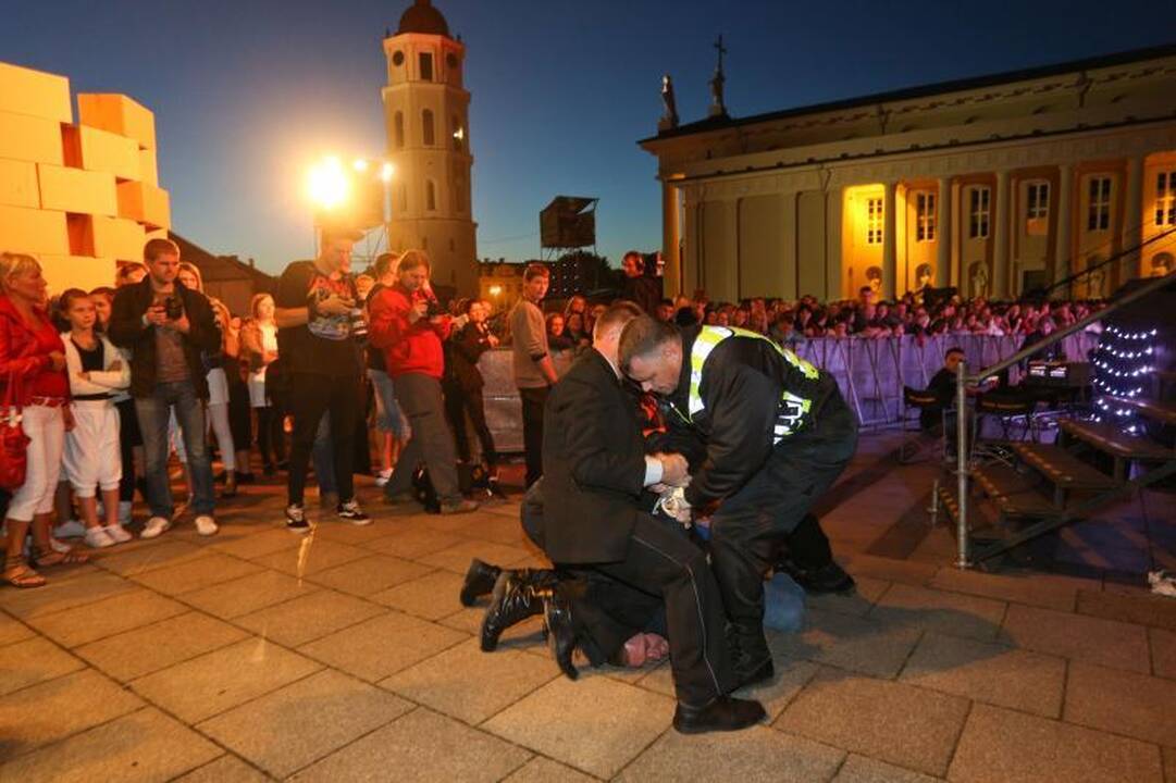 Koncerte prie Katedros neapsieita be incidentų