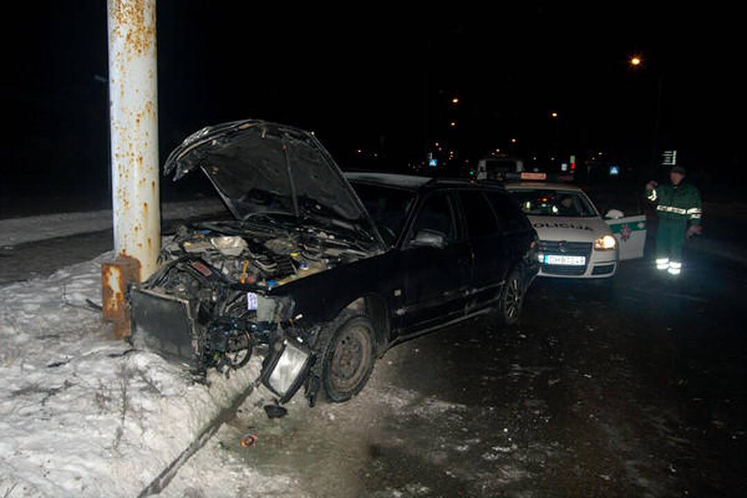 Į stulpą atsitrenkus „Audi“ iškviesti gelbėtojai