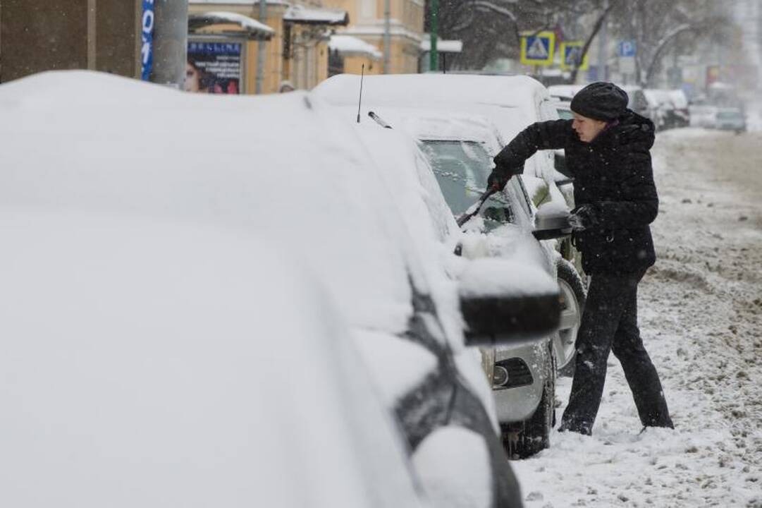 Sniegas Maskvoje vėl paralyžiavo miesto gyvenimą