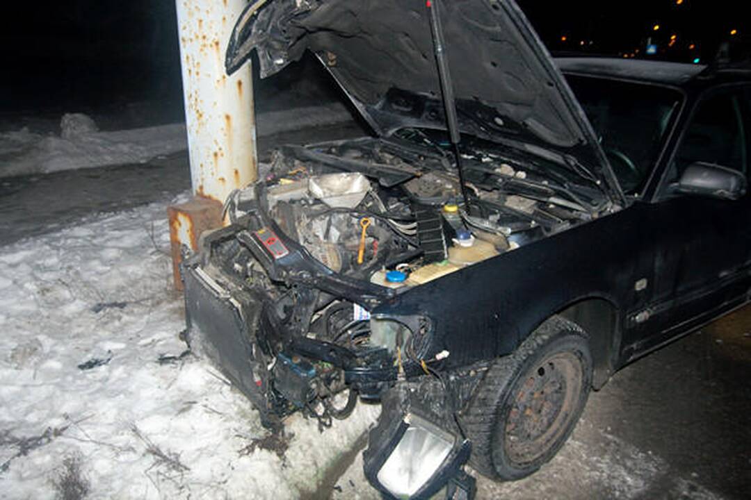 Į stulpą atsitrenkus „Audi“ iškviesti gelbėtojai