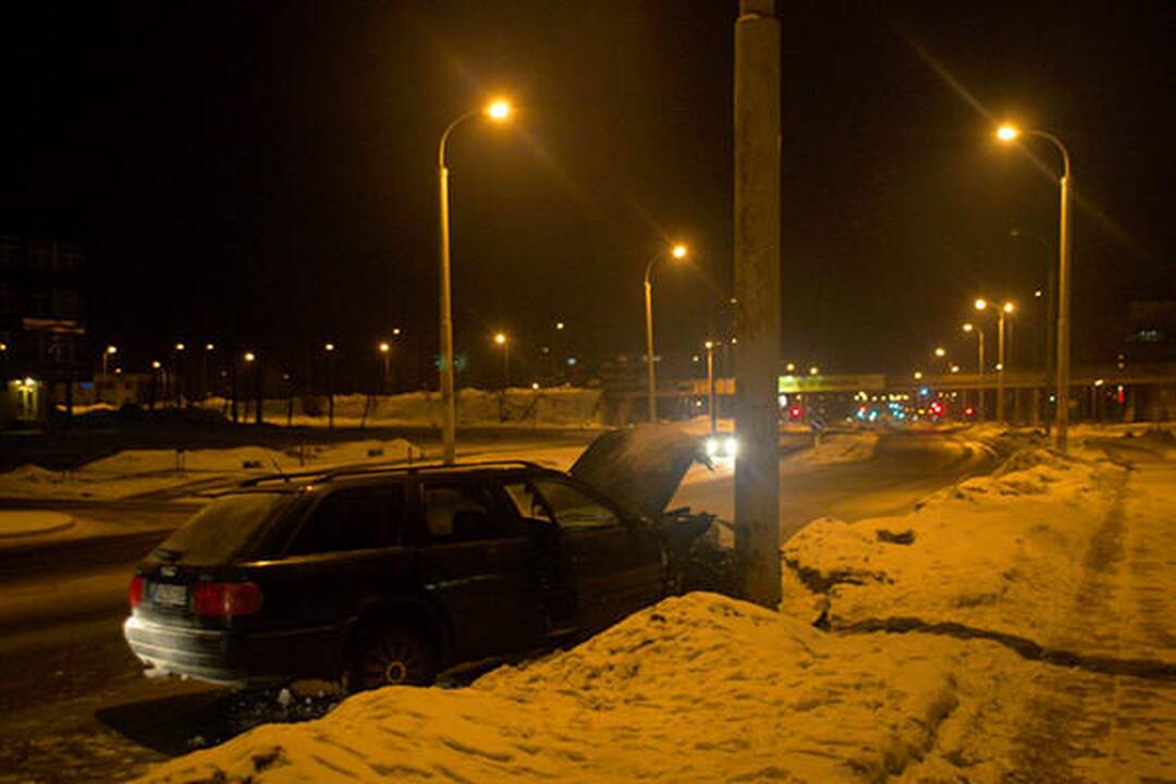 Į stulpą atsitrenkus „Audi“ iškviesti gelbėtojai
