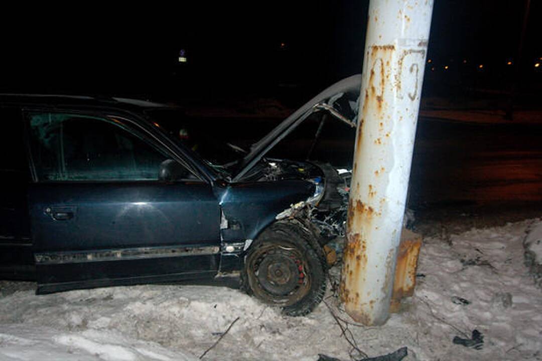 Į stulpą atsitrenkus „Audi“ iškviesti gelbėtojai