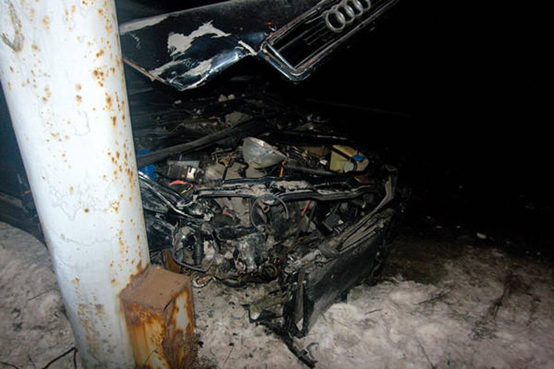 Į stulpą atsitrenkus „Audi“ iškviesti gelbėtojai