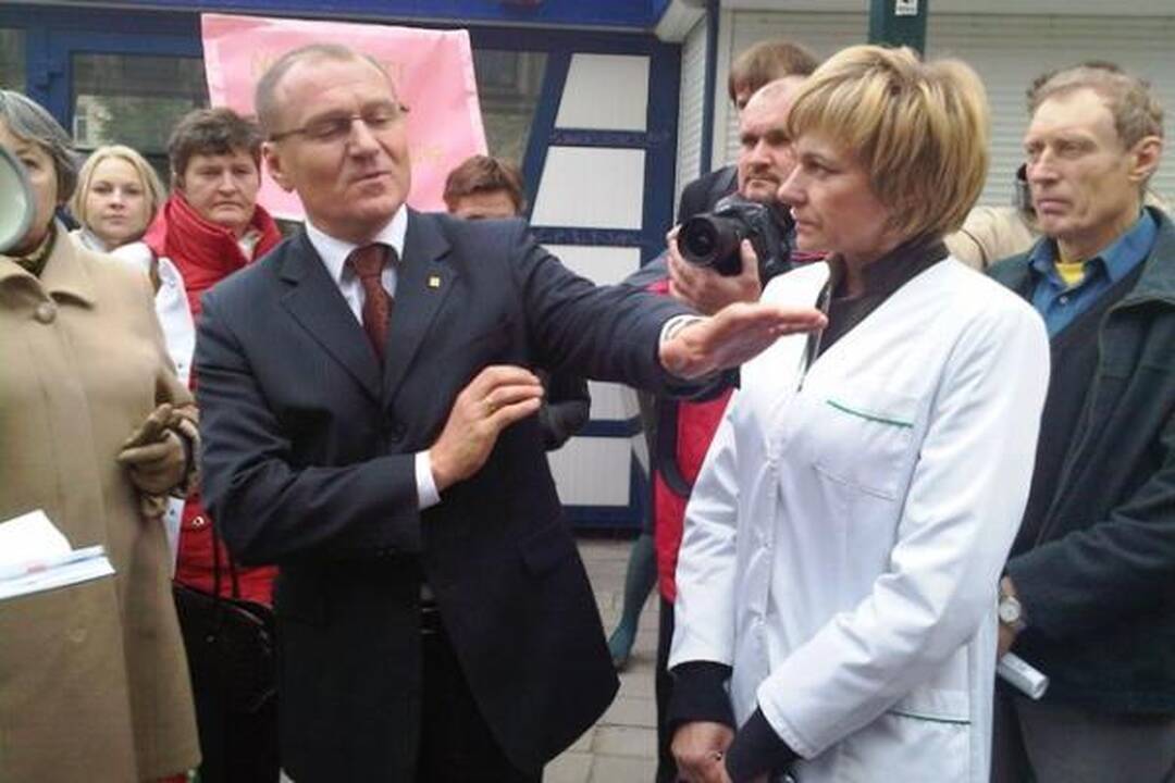 Medikai reikalavo rūpintis eiliniais medicinos darbuotojais