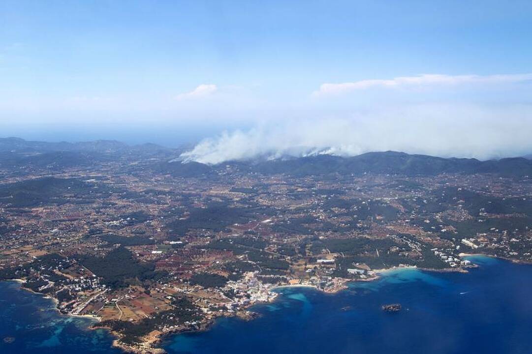 Ispanijos Ibisos saloje ugniagesiai kovoja su miško gaisru