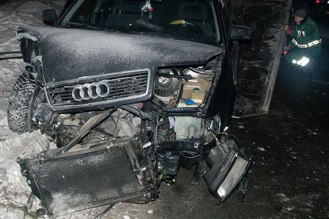 Į stulpą atsitrenkus „Audi“ iškviesti gelbėtojai