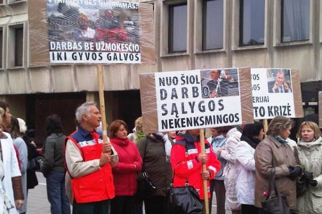 Medikai reikalavo rūpintis eiliniais medicinos darbuotojais