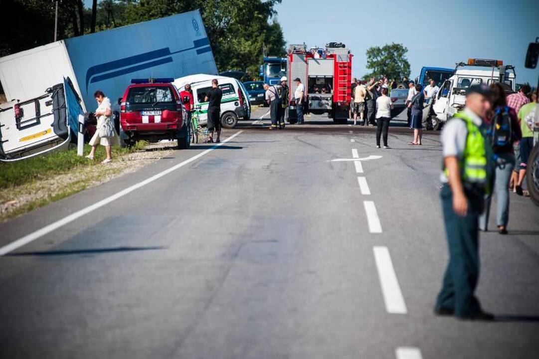 Netoli Kauno – 5 automobilių mėsmalė, 2 žuvo, 7 sužeisti (papildyta)