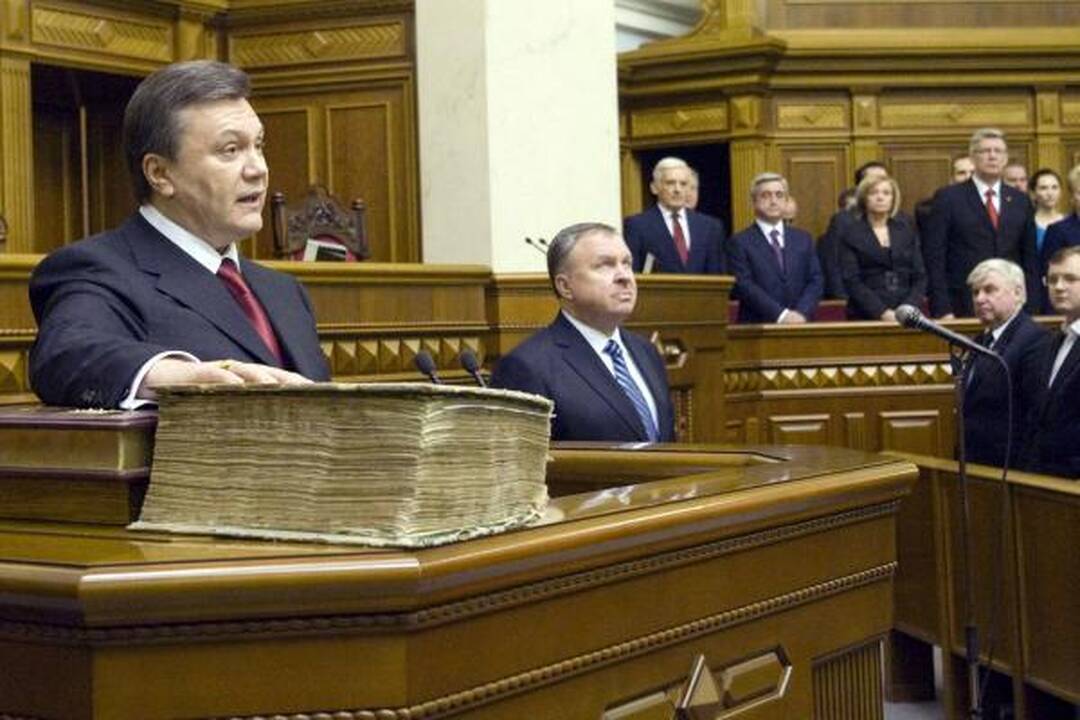 V.Janukovyčius prisaikdintas prezidentu, J.Tymošenko nesitraukia