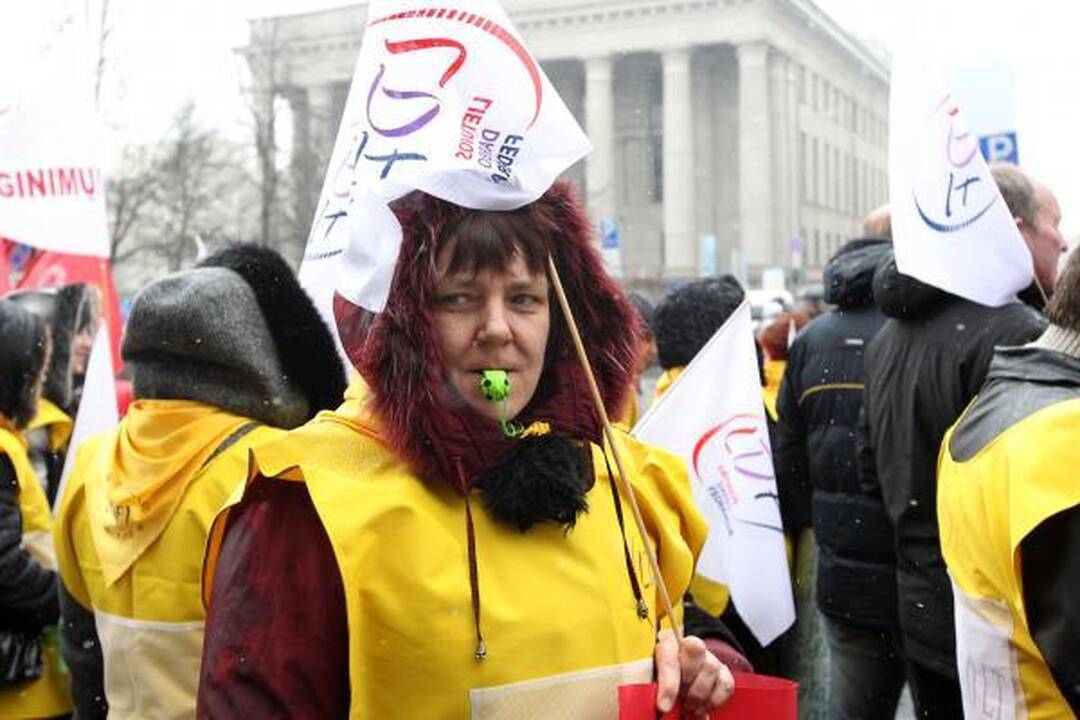 Profsąjungos žadėtos minios prie Vyriausybės nesurinko (papildyta)