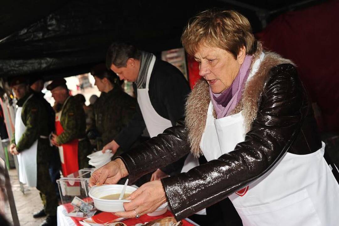 Maltiečiai Rotušės aikštėje dalijo sriubą