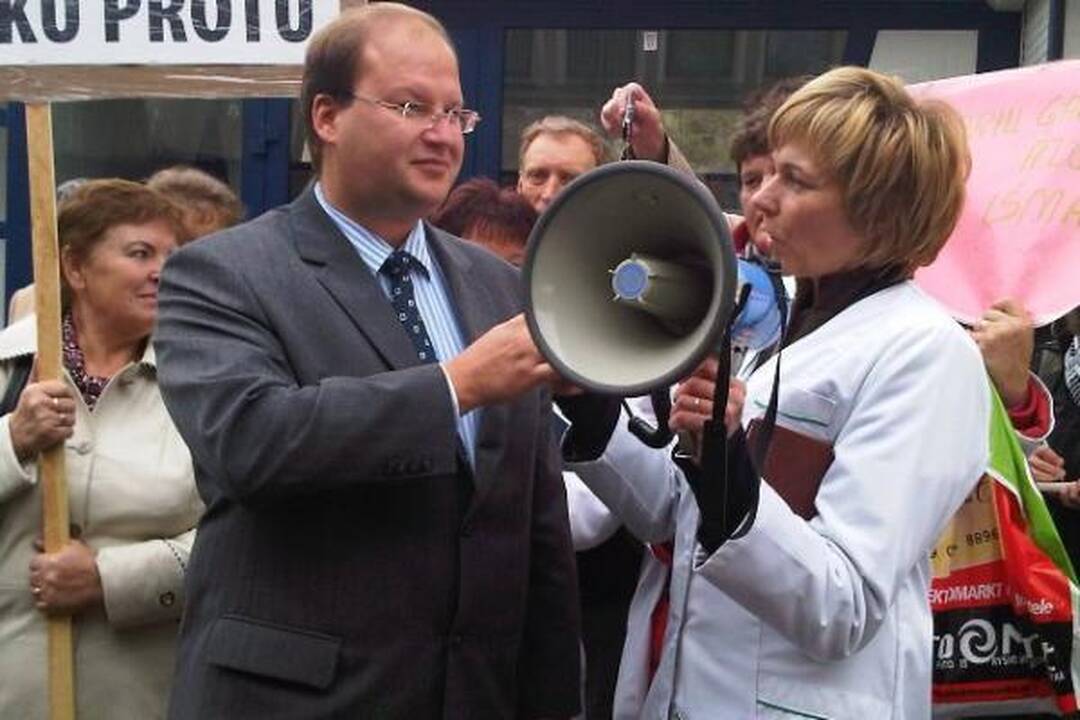 Medikai reikalavo rūpintis eiliniais medicinos darbuotojais