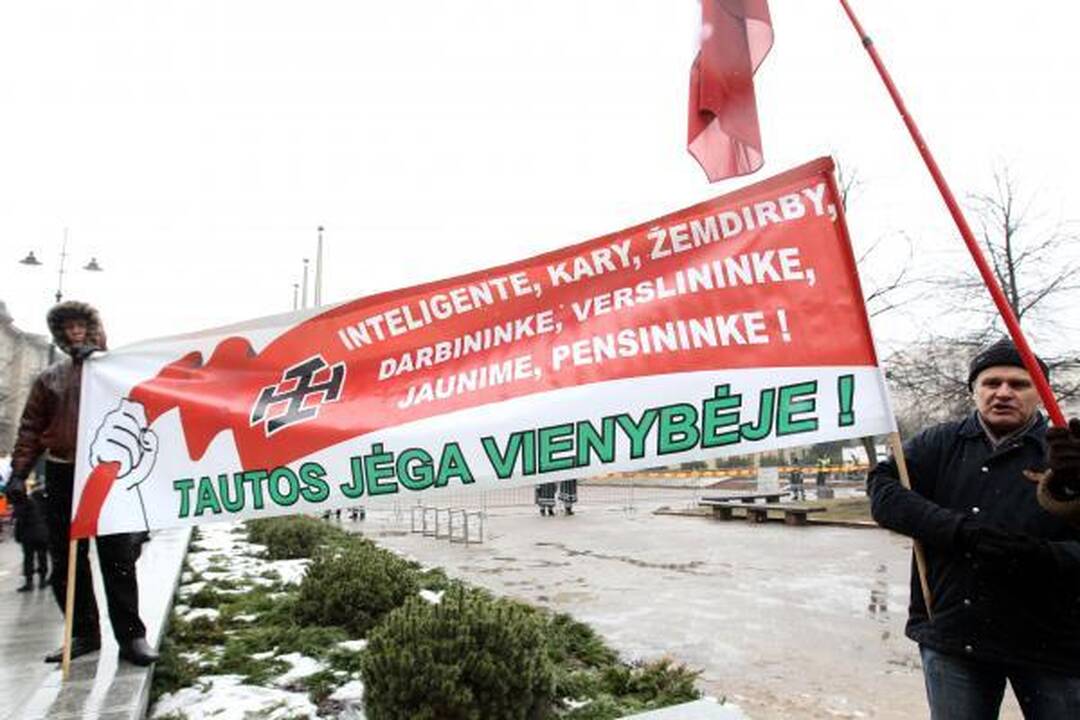 Profsąjungos žadėtos minios prie Vyriausybės nesurinko (papildyta)