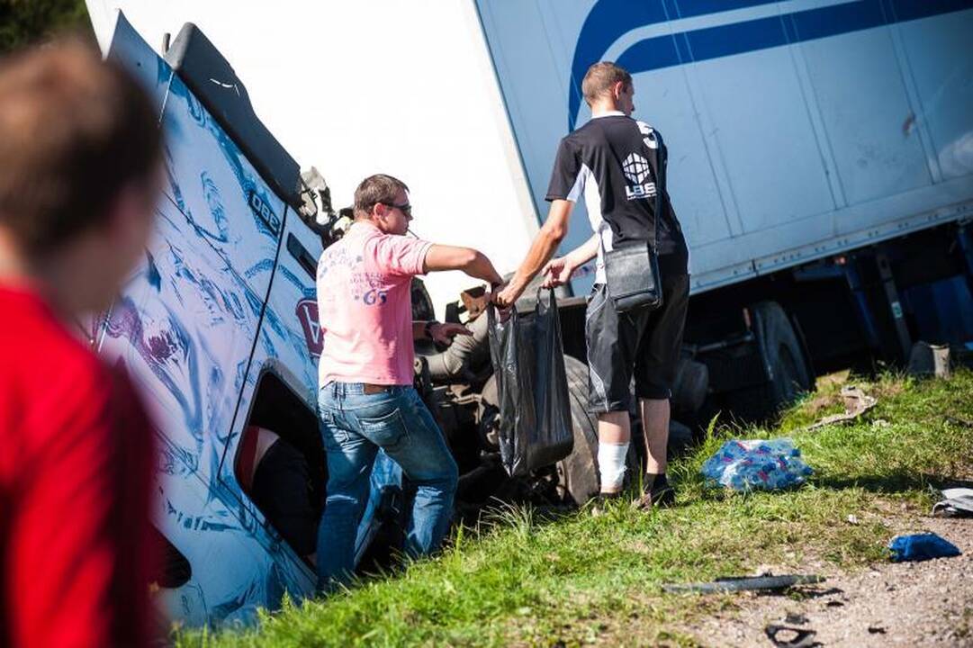 Netoli Kauno – 5 automobilių mėsmalė, 2 žuvo, 7 sužeisti (papildyta)