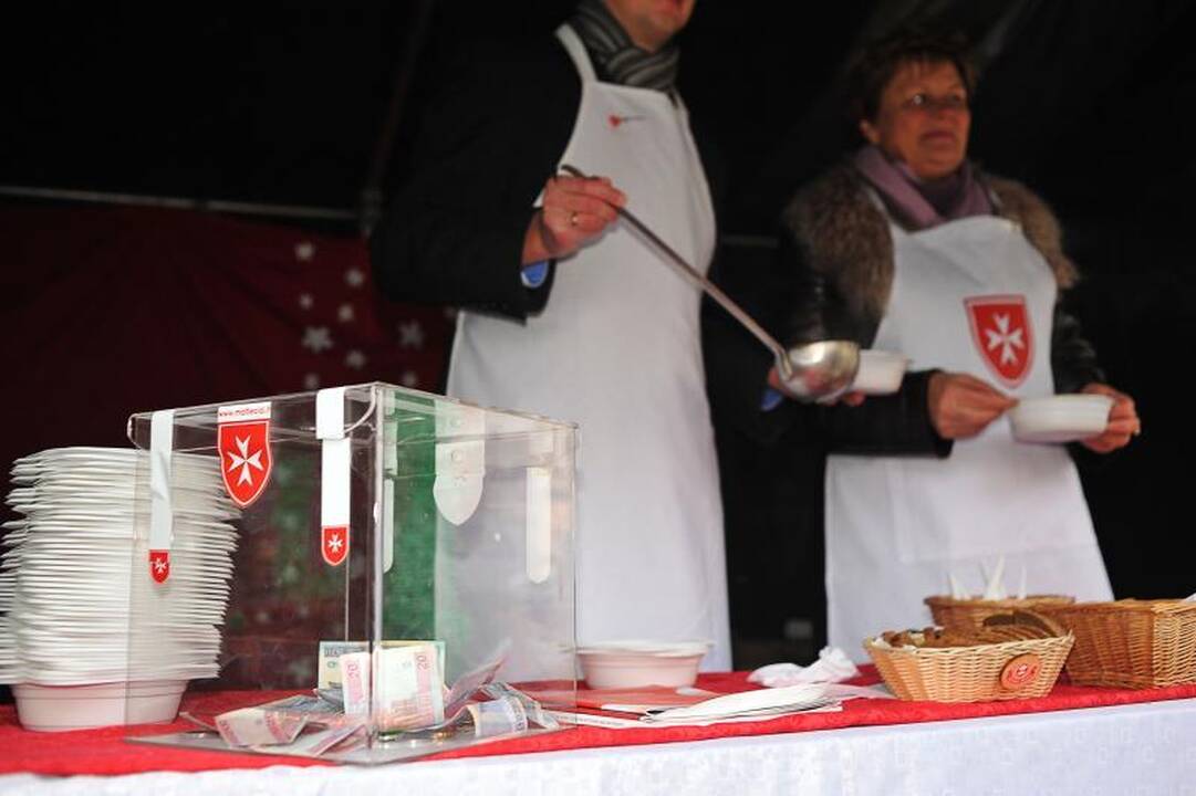 Maltiečiai Rotušės aikštėje dalijo sriubą
